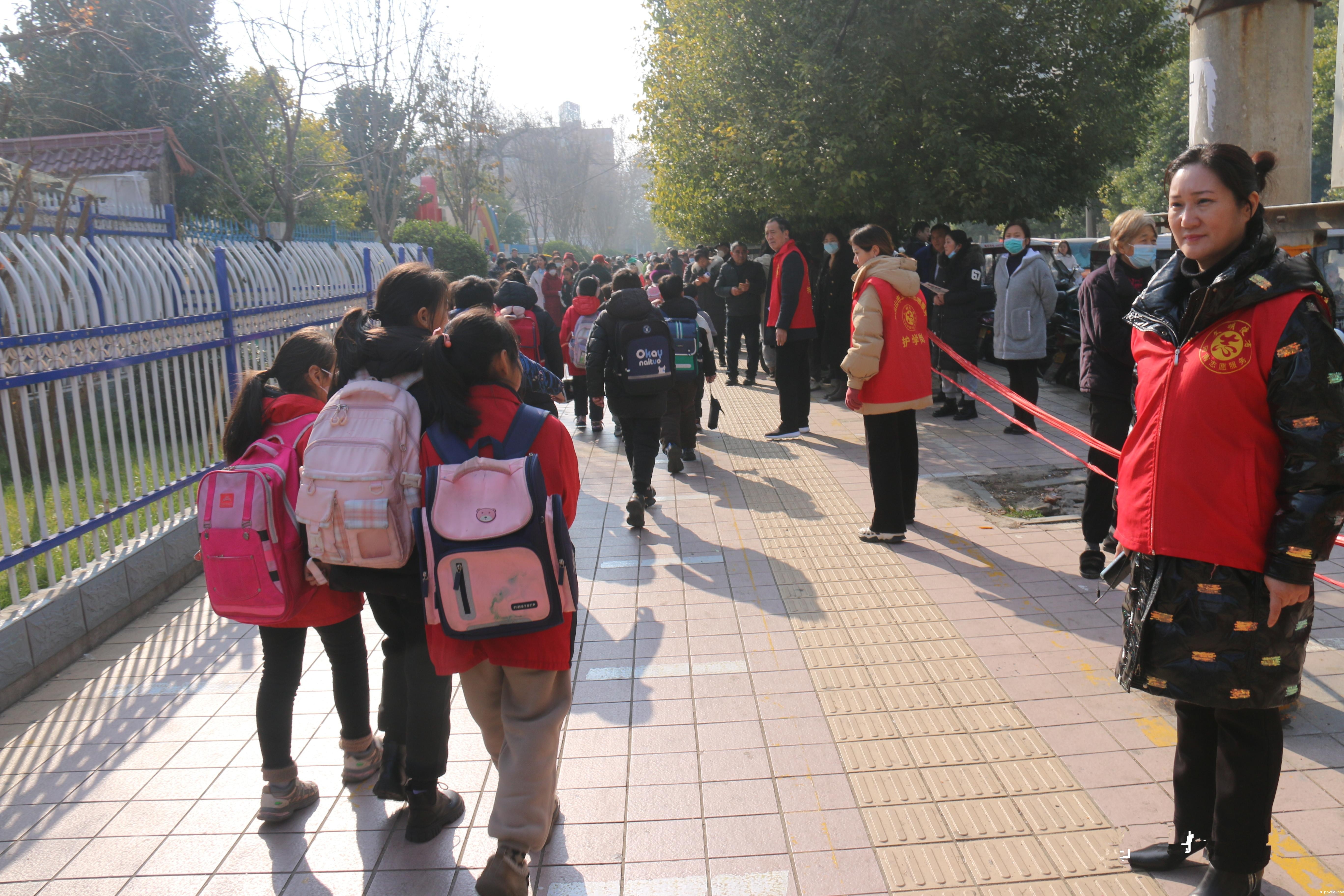 志愿者正在护送学生安全进校 朱江淼提供.jpg