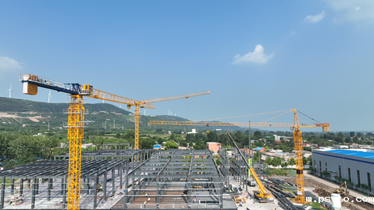 中宜创芯厂房钢构吊装 卫东融媒提供.png